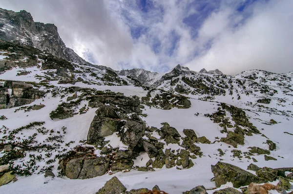 Landschap van hoge bergen met sneeuw en cloud sfeer — Stockfoto