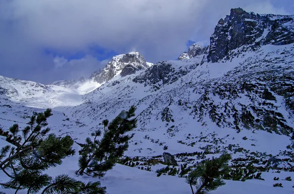 Τοπίο με ψηλά βουνά με το χιόνι και το σύννεφο ατμόσφαιρα — Φωτογραφία Αρχείου