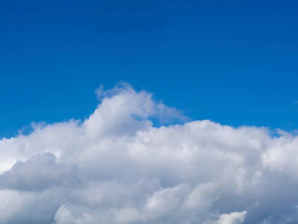 Langit Biru Dengan Awan Putih — Stok Foto