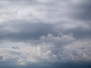 Kötü havada, ağır gri bulutlarla kaplı bulutlu bir gökyüzü. Gökyüzü arkaplanı kül bulutlarıyla yağacak
