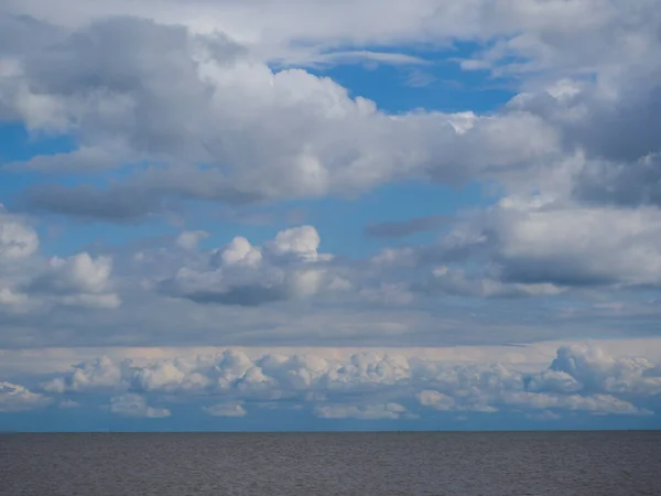 Nuvens Brancas Cúmulo Céu Azul Sobre Uma Paisagem Marinha Grande — Fotografia de Stock