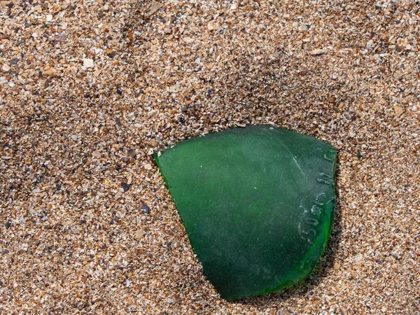 Vidro Areia Areia Das Conchas Encontra Fragmento Uma Garrafa Verde — Fotografia de Stock