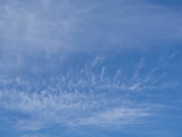 Awan Langit Latar Belakang Langit Biru Dengan Awan Bergelombang Kecil — Stok Foto