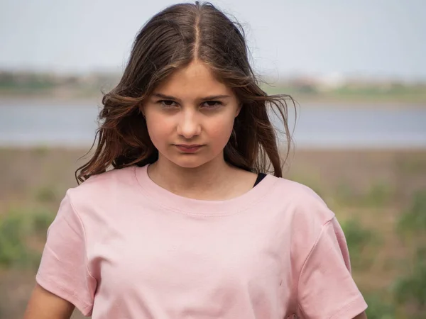 Schattig Boos Meisje Kijkt Onvriendelijk Naar Camera — Stockfoto