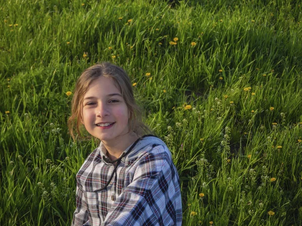 Adolescente Souriante Lors Une Promenade Dans Parc Trouve Sur Une — Photo