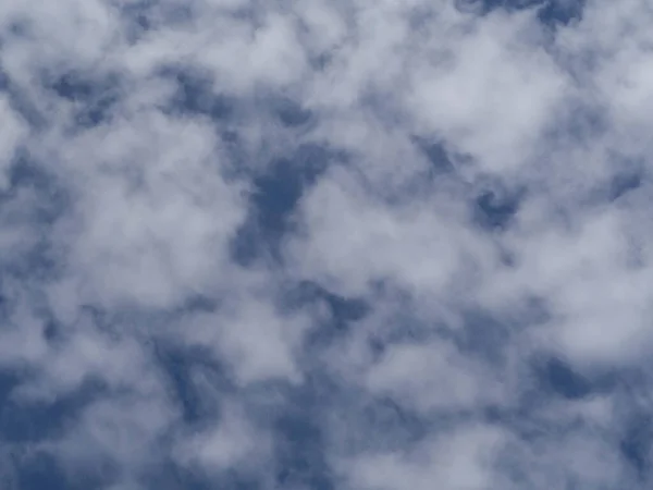 Langit Biru Cerah Dengan Awan Latar Belakang Indah Alami Siang — Stok Foto