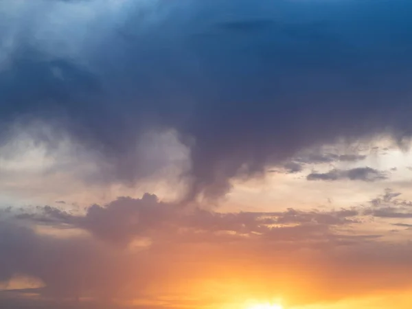 Bright Multicolored Langit Cloud Background Matahari Bersinar Pada Tingkat Cakrawala — Stok Foto