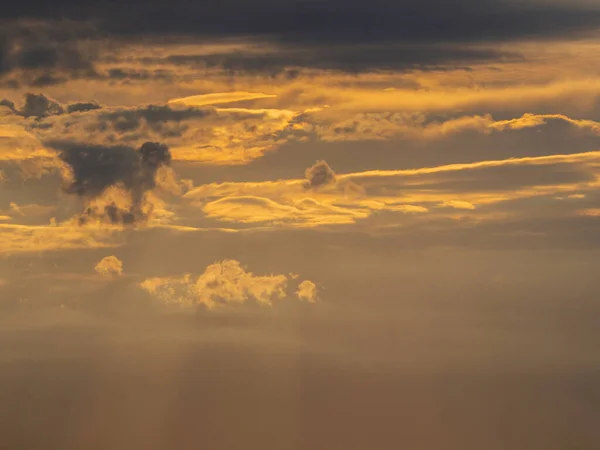 Indah Warna Warni Matahari Terbenam Langit Dengan Sinar Matahari Menerobos — Stok Foto