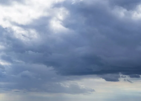 Awan Terbentuk Langit Biru Sebelum Berubah Menjadi Awan Hujan Gelap — Stok Foto