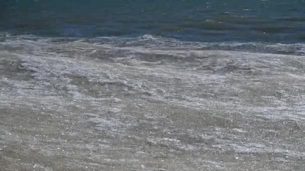 Gelo Com Neve Flutua Nas Ondas Mar Perto Costa Ondas — Vídeo de Stock