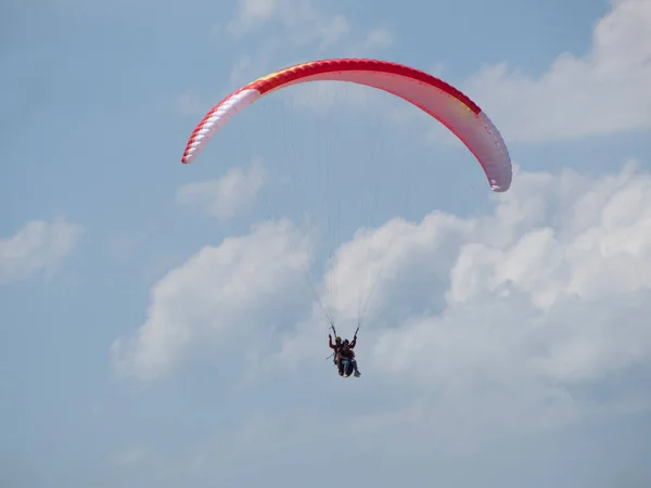 Paraglider Passenger Red White Paraglider Blue Sky Clouds Athlete Paraglider — Stock Photo, Image