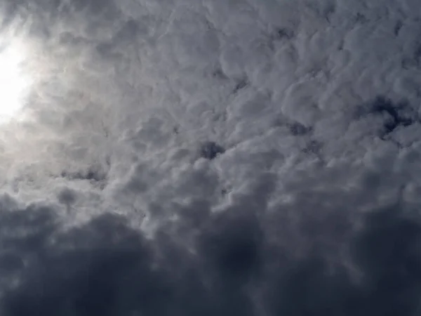Sebuah Langit Dramatis Dengan Awan Padat Menutupi Melalui Mana Sinar — Stok Foto