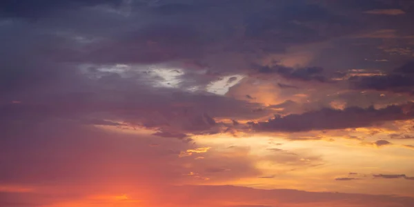 Awan Merah Muda Oranye Yang Indah Dengan Cahaya Terang Dan — Stok Foto