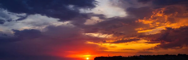 Красивое Знамя Заката Яркое Красно Оранжевое Небо Закате Солнце Низко — стоковое фото