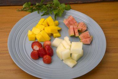 Çeşitli meyve - Mango, çilek, kavun ve Guava