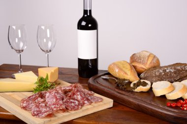 Charcuterie ve Peynir tabağı, ekmek, Chimichurri ve kırmızı şarap