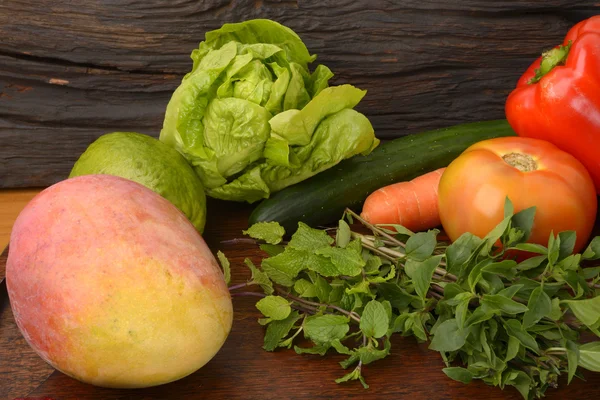 Frutta e verdura su tavola di legno — Foto Stock