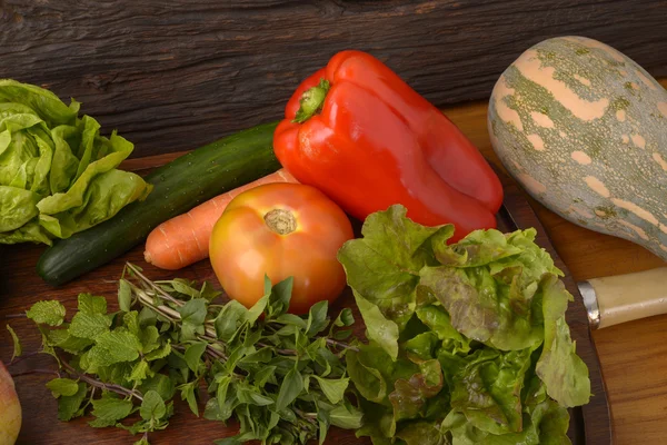 Frutta e verdura su tavola di legno — Foto Stock