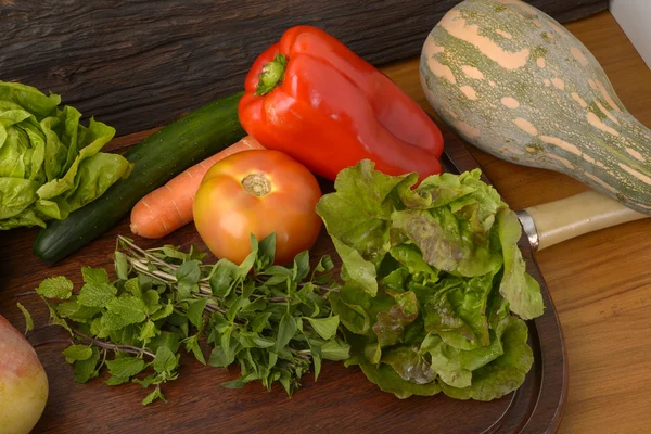 Frutas e legumes em tábua de madeira — Fotografia de Stock