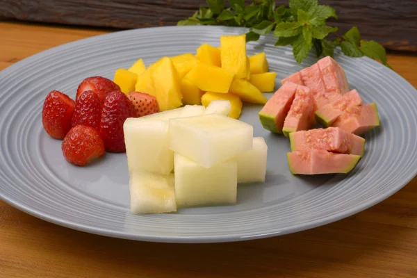 모듬된 과일-망고, 딸기, 멜론, 구아바 — 스톡 사진