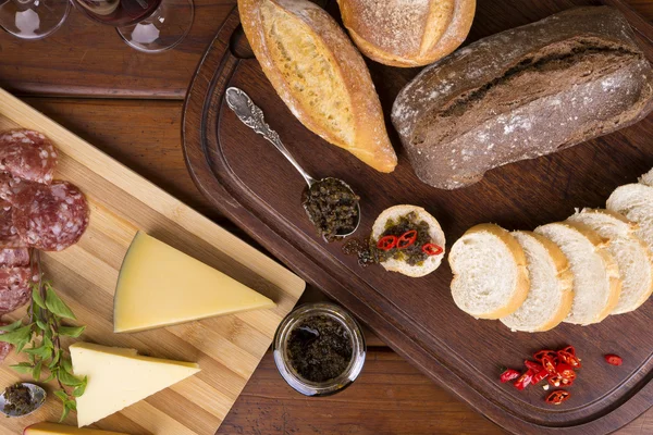 Charkuterivaror och ostbricka, bröd, Chimichurri och rött vin — Stockfoto