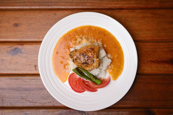 Guisado de frango com arroz, Okra e tomate — Fotografia de Stock