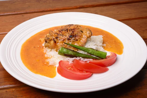 Guisado de frango com arroz, Okra e tomate — Fotografia de Stock