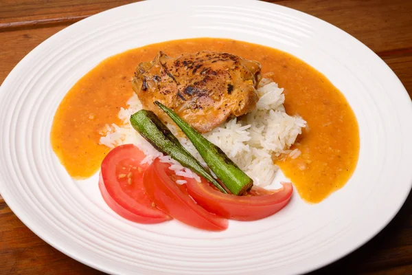 Guisado de frango com arroz, Okra e tomate — Fotografia de Stock