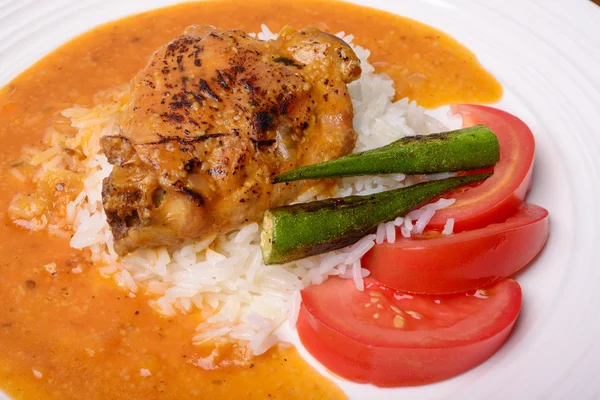 Guisado de frango com arroz, Okra e tomate — Fotografia de Stock