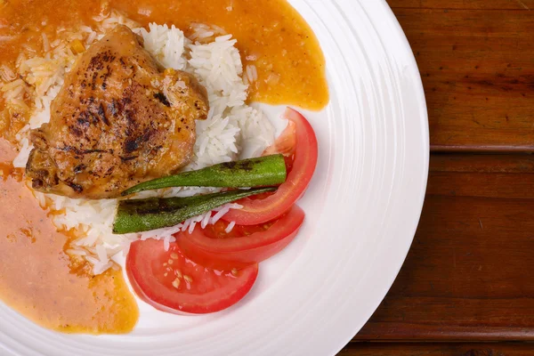 Guisado de frango com arroz, Okra e tomate — Fotografia de Stock