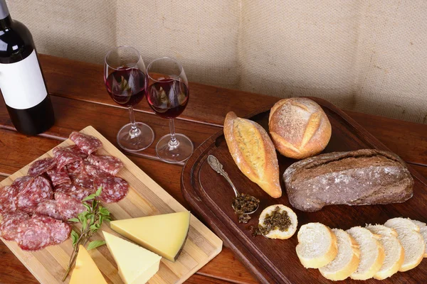 Charcutaria e Queijo Platter, Pão, Chimichurri e Vinho Tinto — Fotografia de Stock