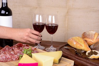 Charcuterie ve Peynir tabağı, ekmek, Chimichurri ve kırmızı şarap