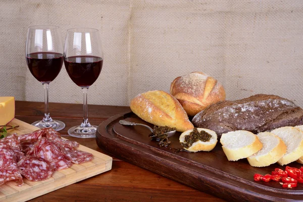 Charcutaria e Queijo Platter, Pão, Chimichurri e Vinho Tinto — Fotografia de Stock