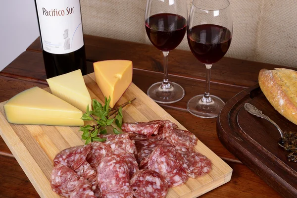 Cartelleria e Piatto di Formaggio, Pane, Chimichurri e Vino Rosso — Foto Stock