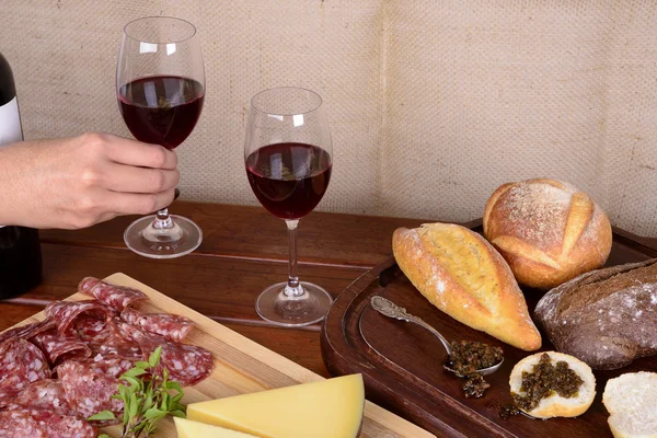 Cartelleria e Piatto di Formaggio, Pane, Chimichurri e Vino Rosso — Foto Stock