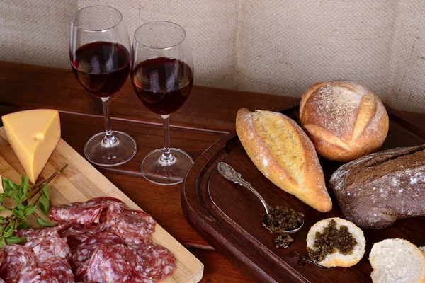 Charkuterivaror och ostbricka, bröd, Chimichurri och rött vin — Stockfoto