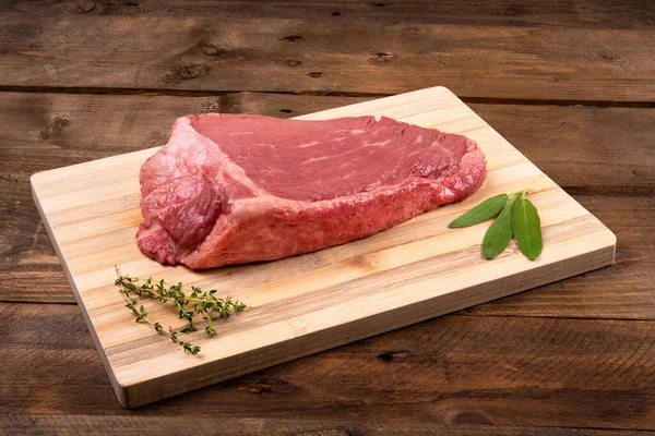 Topside Steak Bambusové Desce Salvií Rozmarýnem Dřevěném Pozadí — Stock fotografie