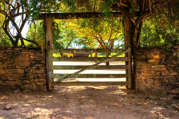 ファーム木製の門とレンガの壁 ストック写真