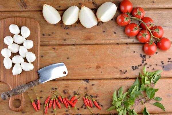 Přípravu italských jídel na dřevo - Mozzarella, cibule, rajče — Stock fotografie