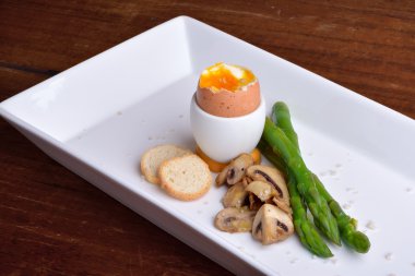 Mantar ve kuşkonmaz ile yumurta