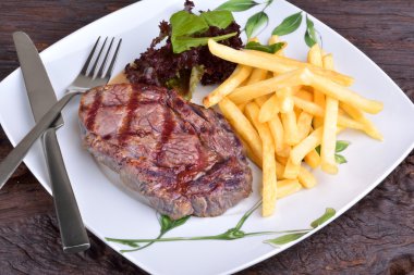 Biftek chorizo beyaz çanak üzerinde