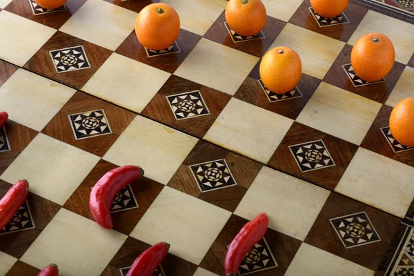 Biber ve portakal satranç tahtasının — Stok fotoğraf