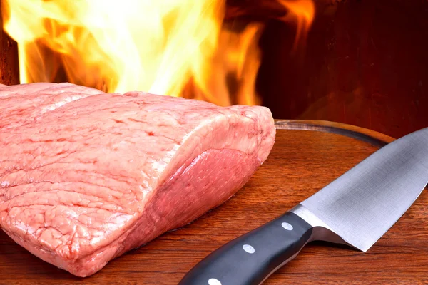 Picanha crua em tábua de madeira — Fotografia de Stock