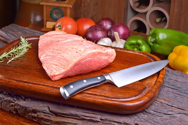 Picanha crua em tábua de madeira — Fotografia de Stock