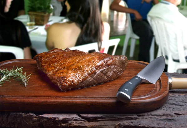 Picanha assada em tábua de madeira — Fotografia de Stock