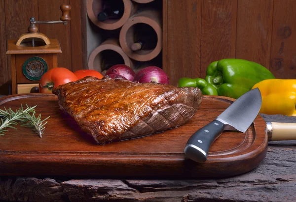 Picanha assada em tábua de madeira — Fotografia de Stock