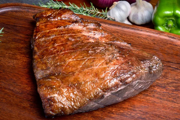 Picanha asada sobre tabla de madera —  Fotos de Stock