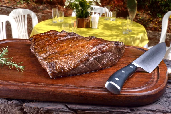 Picanha assada em tábua de madeira — Fotografia de Stock