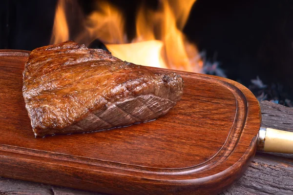 Picanha asada sobre tabla de madera —  Fotos de Stock