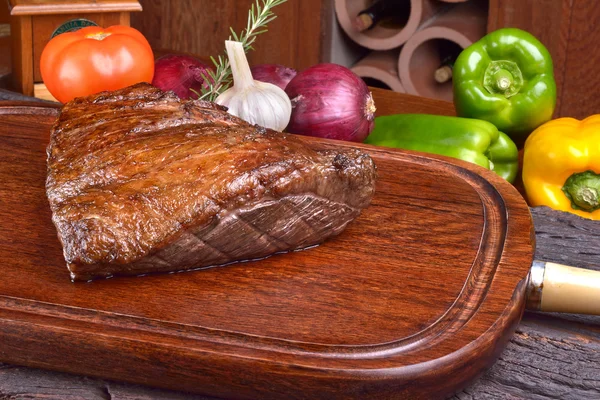 Picanha assada em tábua de madeira — Fotografia de Stock